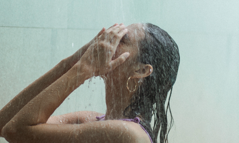 Bier als shampoo gebruiken Vrouw aan het douchen